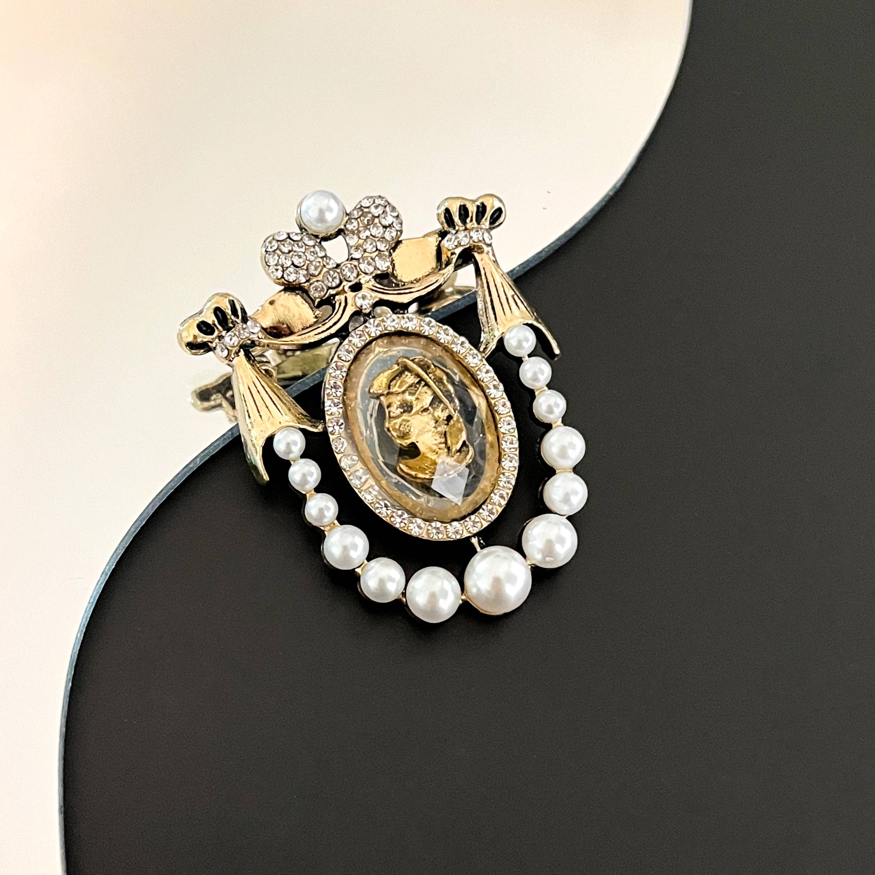 SoapElenGlen - Vintage Portrait Oval Metal Brooch, Classic Cameo-Style Pin